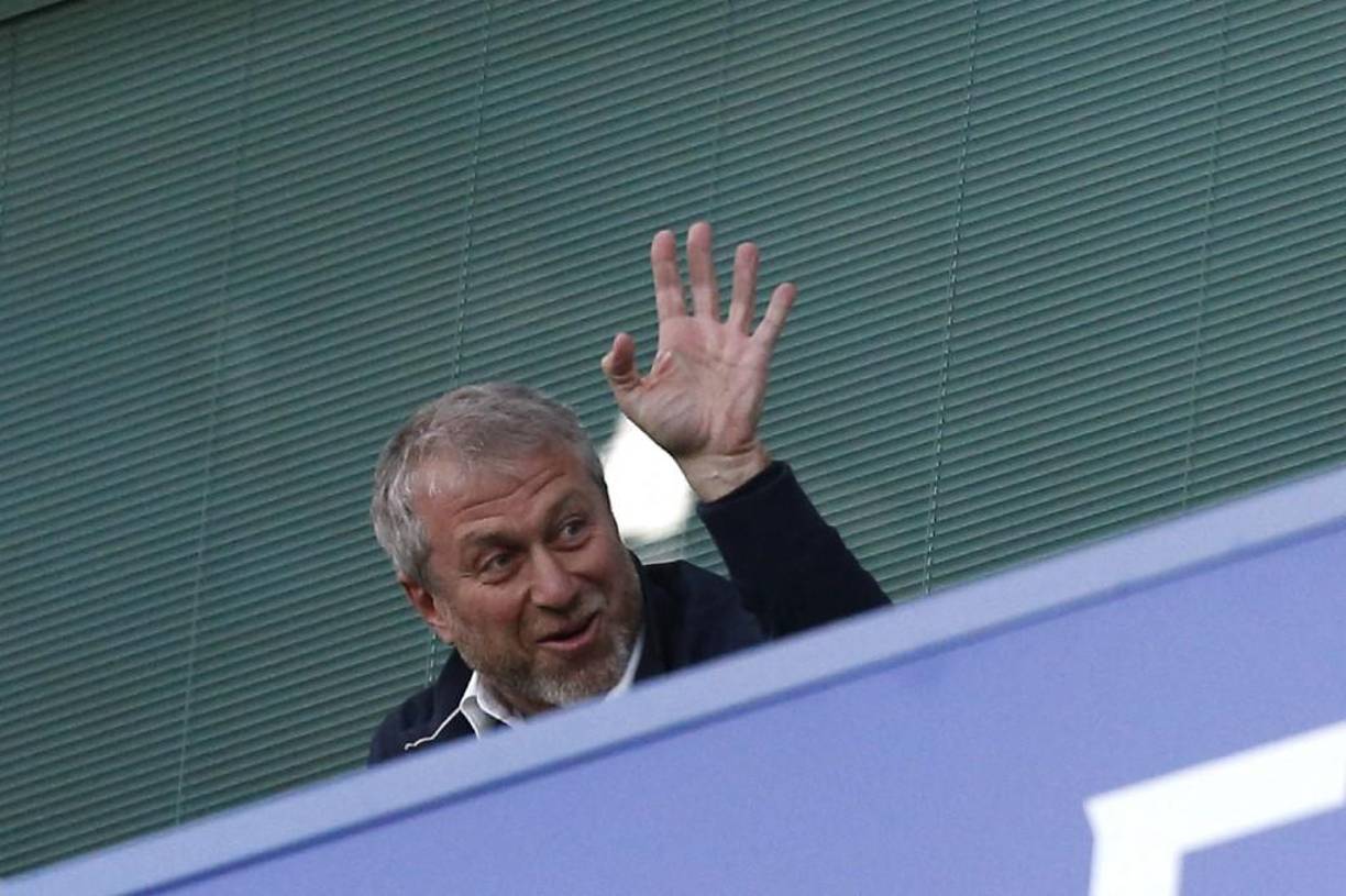 A Roman Abramovich, se le ha señalado de ser un hombre cercano al Kremlin, y es que el presidente ruso Vladimir Putin fue parte de la venta de la mitad de la petrolera Sibneft, propiedad del magnate, a Gazprom en 2005. Los rumores sobre la cercanía entre ambos indican que fue el propio Putin quien le ordenó a Abramovich comprar el club inglés hace unos años atrás. 