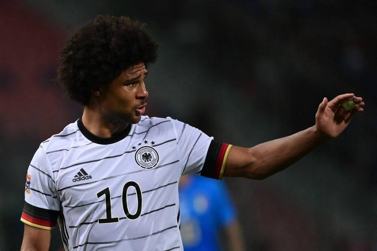 De acuerdo con el diario Bild, Serge Gnabry habría rechazado la última oferta de contrato del Bayern Múnich. El conjunto alemán podría considerar una venta este verano para evitar que el futbolista se marche gratis el próximo año ya que finaliza su contrato en el 2023.