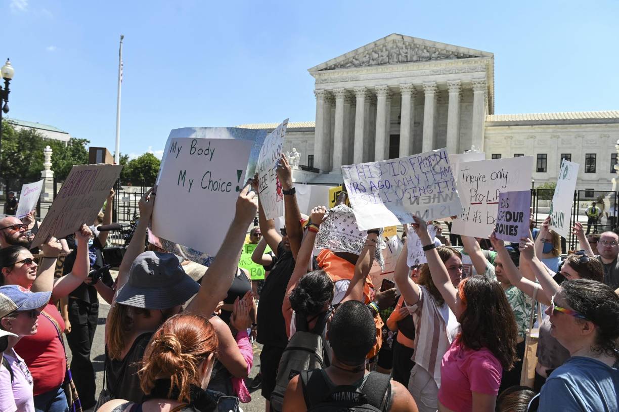 También se realizaban manifestaciones similares en Los Ángeles, una dirigida al ayuntamiento y la otra al juzgado federal, y en decenas de ciudades de todo el país.