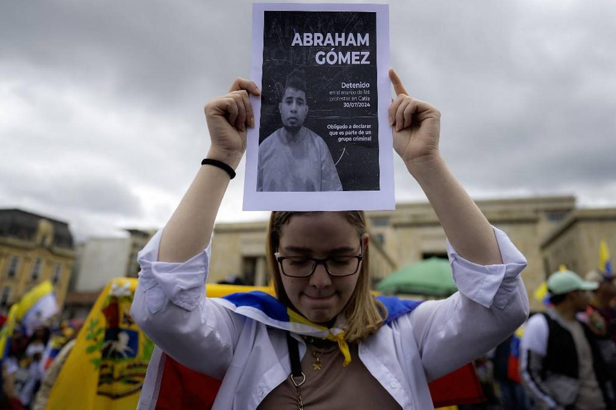  Un manifestante sostiene una fotografía de un detenido en Caracas durante una protesta contra la disputada victoria del presidente venezolano Nicolás Maduro en las elecciones presidenciales del 28 de julio en la Plaza Bolívar de Bogotá el 3 de agosto de 2024.