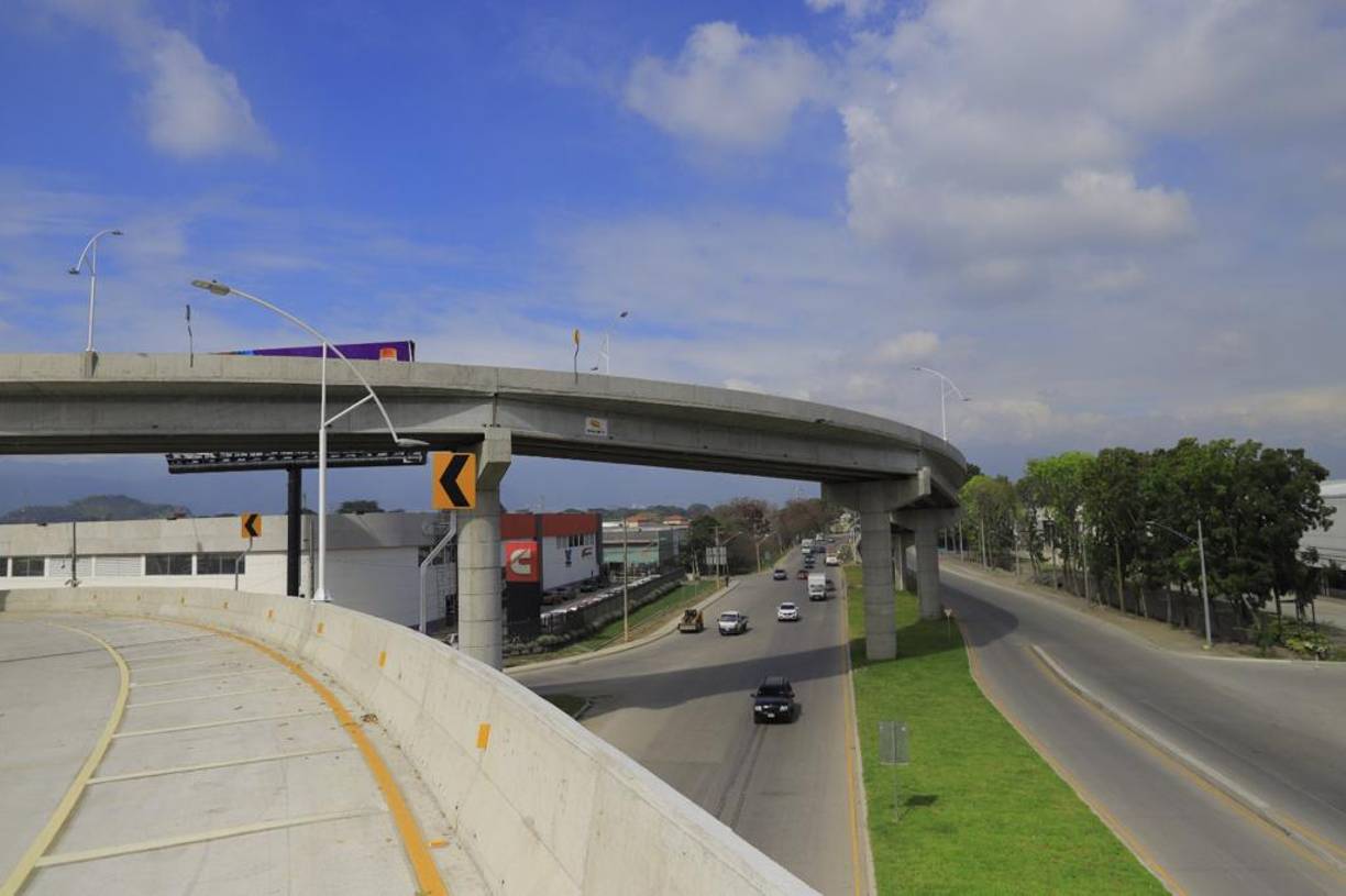 Es importante mencionar que en el bulevar del este, Siglo 21 ha construido tres puentes a desnivel y el intercambiador. Uno de los puentes está a la altura de la entrada a la colonia Santa Martha, el segundo conecta con la Felipe Zelaya y el tercero en la intersección de la salida vieja a La Lima.