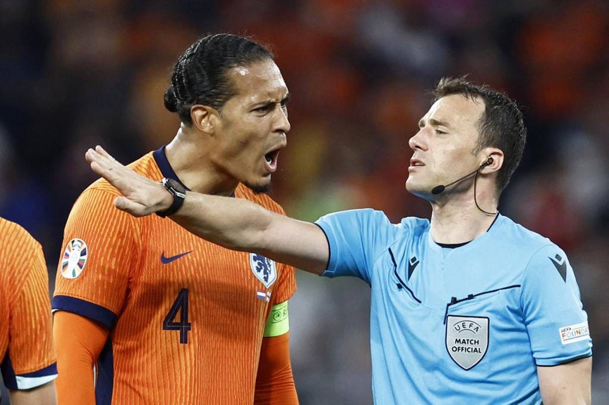 Virgil van Dijk , capitán de Países Bajos, también insinuó que el penal concedido a Inglaterra no fue legítimo. “En ciertos momentos es obvio que las decisiones deberían haber ido a nuestro favor, pero no fue así. No sé qué decir, es difícil aceptarlo”, comentó.