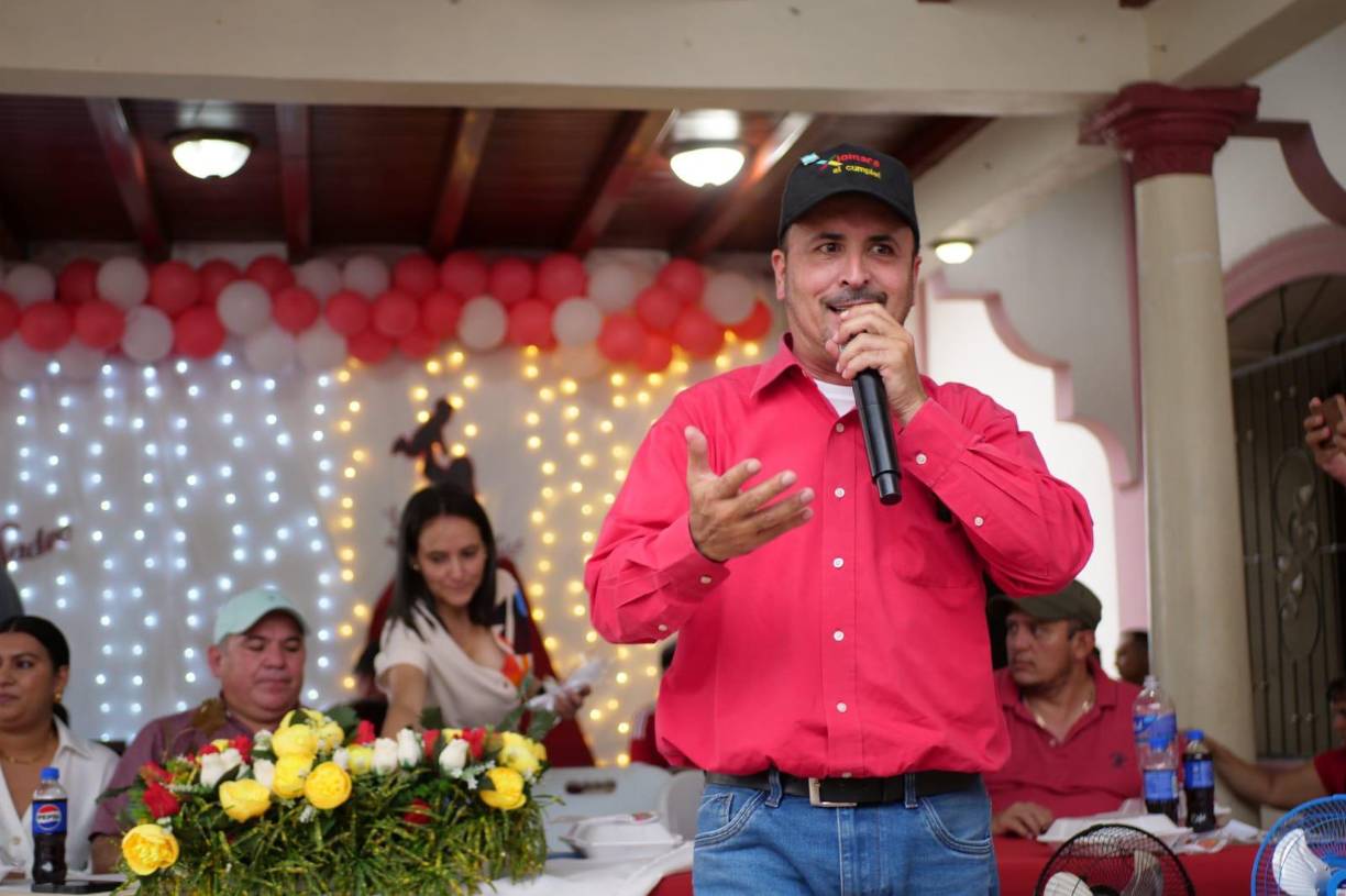 El padre consideró que ese diploma era una <b>mezcla inapropiada de la política con los logros académicos</b> de su hija.