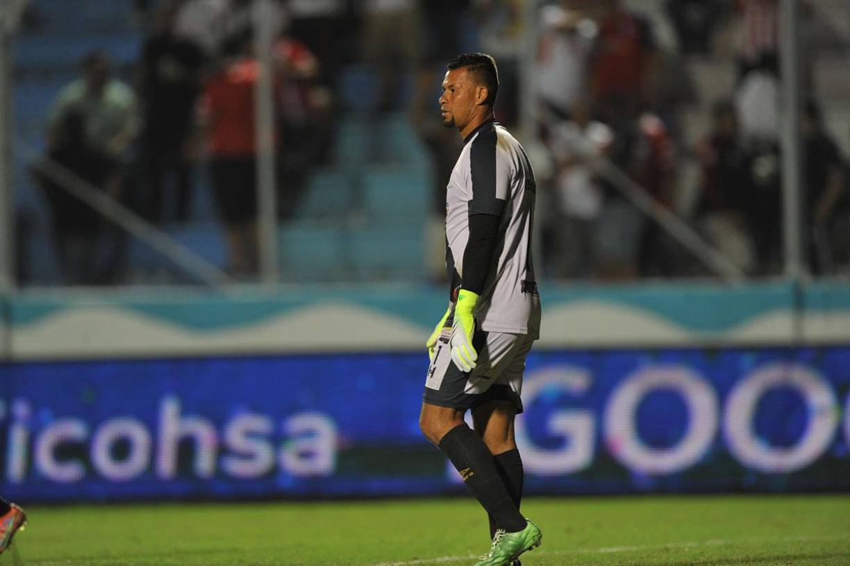 El portero del Génesis, Gerson Argueta, con rostro triste por la dolorosa derrota ante Olimpia.