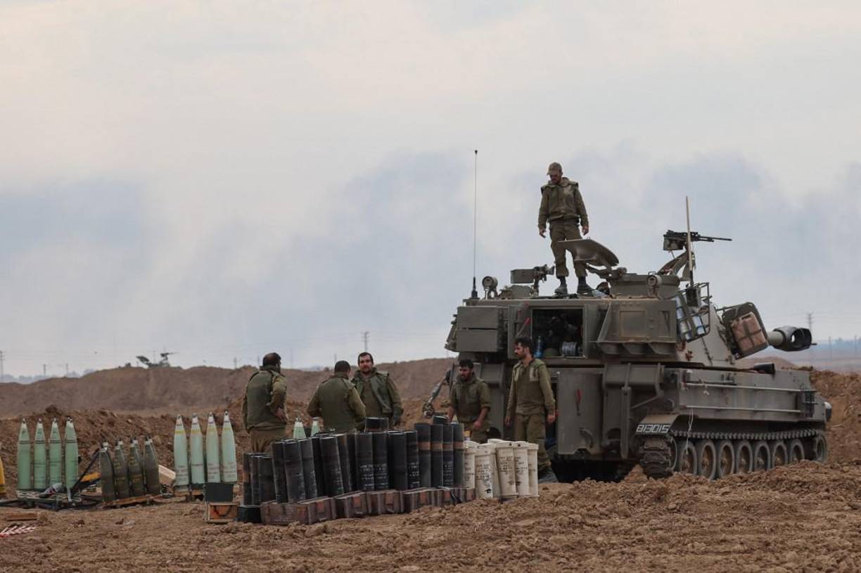  La agencia de noticias AP y la cadena catarí Al Jazeera, que en escaladas anteriores sufrieron bombardeos israelíes en sus instalaciones, evacuaron sus oficinas, ubicadas en la misma torre.Los bombardeos israelíes no solo se han cobrado la vida de gazatíes, pues Hamás asegura que también mataron a cuatro rehenes israelíes.