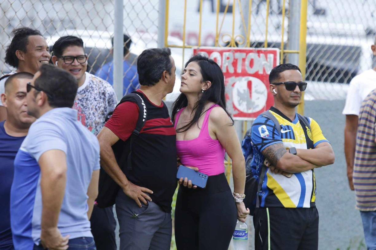 La pareja se mostró muy cariñosa previo al encuentro.