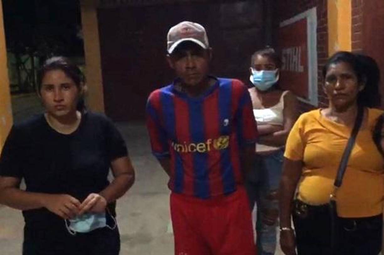 Según los familiares, otro ciudadano que estaba detenido en la posta les reveló que los agentes policiales no atendieron de inmediato a Josué Humberto cuando se descompensó por la presunta intoxicación.