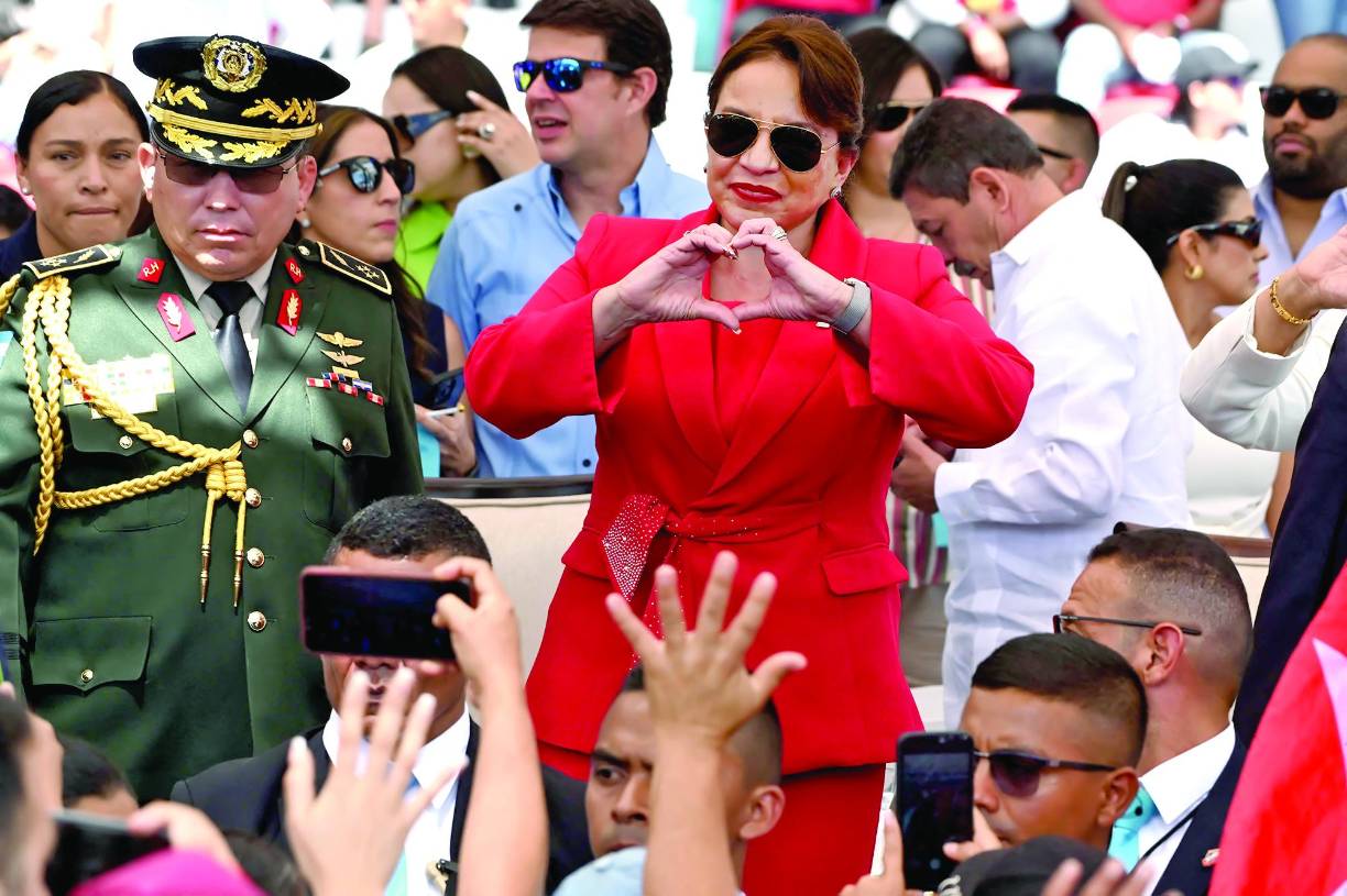 "También vi que, a esta fecha, el Partido Libre no tiene los votos, pero sí el poder y la fuerza para tomar el país y gobernarlo por años; al menos que la oposición política cuide el destino democrático con valentía y no se dejen sobornar, ni hacer negociaciones de impunidad y que la nación se levante para hacer sentir su poder y así cuidar el destino de las generaciones en la heredad que Dios nos hizo nacer", refirió Santos.