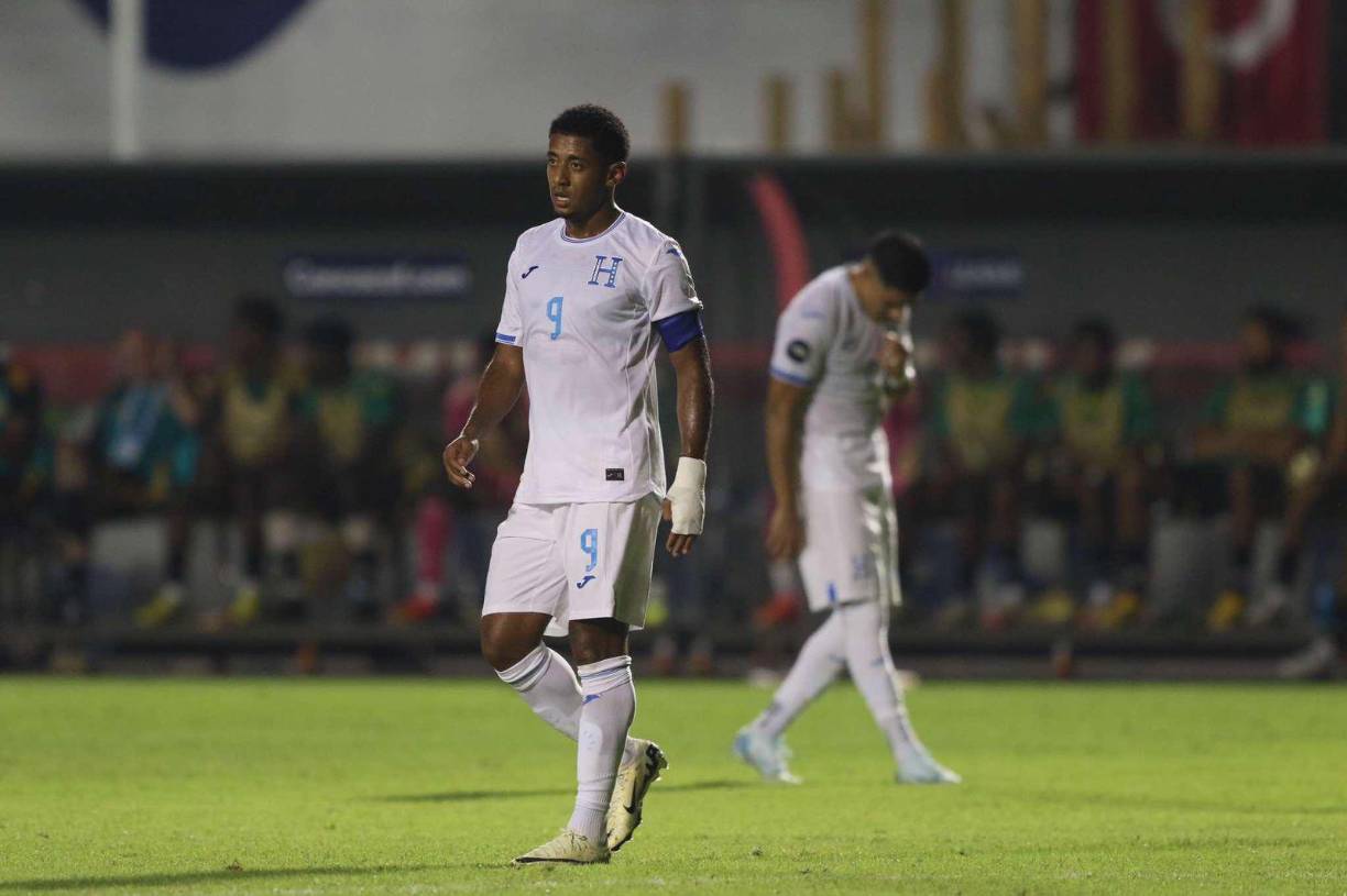 4. Choco Lozano, ausente: El delantero del Santos Laguna de México perdió seis balones, creó una ocasión de gol y solamente intervino 26 veces en el partido, por lo que estuvo muy ausente en el juego.
