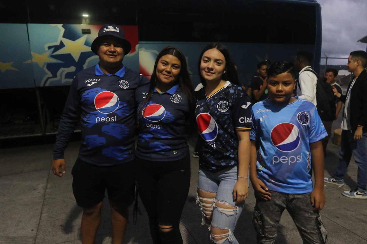Los aficionados de Motagua llegaron temprano para el partido entre Motagua y el Olancho FC pactado a las 7:00 pm. 