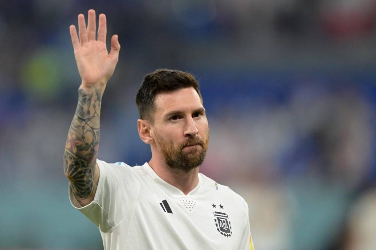 Lionel Messi saludó a sus familiares y aficionados que corearon su nombre.