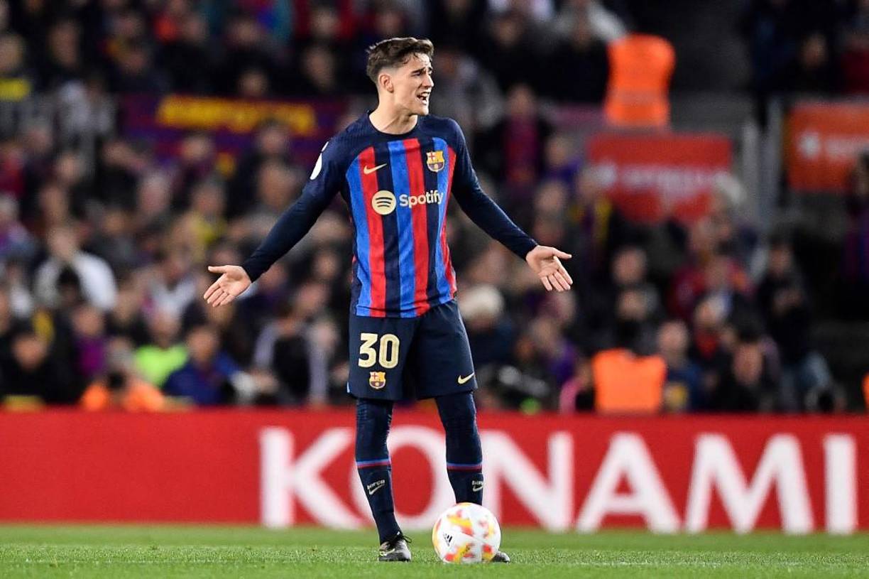 Bombazo. Según medios españoles, el Chelsea ofrece a Gavi una oferta millonaria e inclusive se menciona que han habido contactos con el centrocampista español.