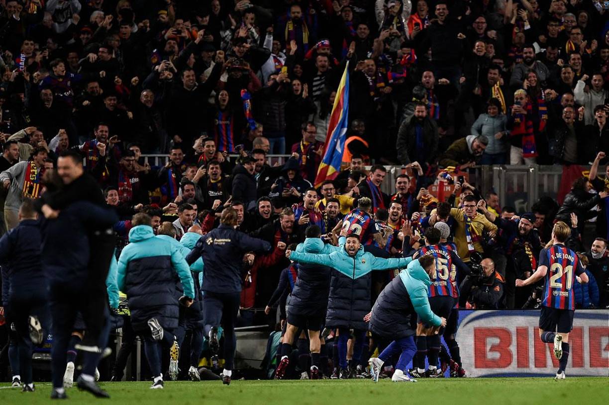 Los jugadores del Barcelona y hasta Xavi Hernández enloqueció tras el gol de Franck Kessié.