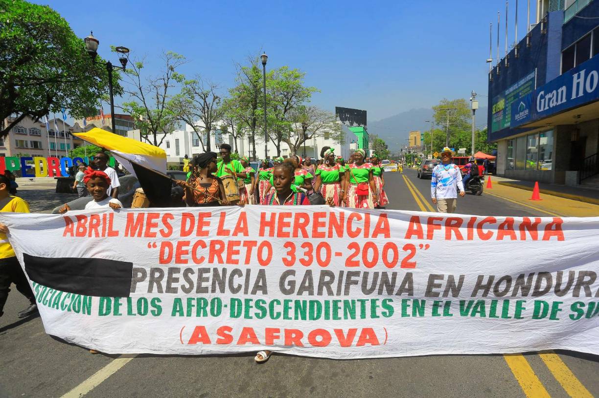 En la marcha participaron estudiantes de varios centros educativos de San Pedro Sula.