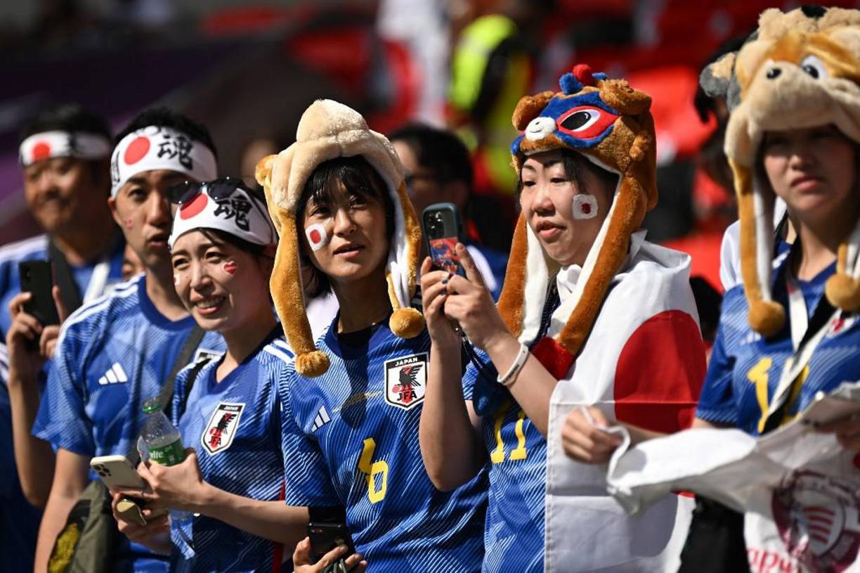 Las chicas de Japón se hicieron presente para darle apoyo a la selección.