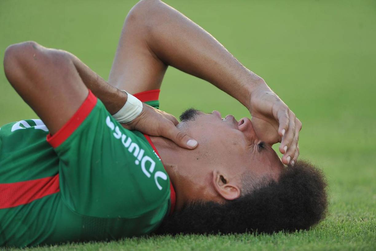 Javier Arriaga se duele tras un golpe que recibió en el Clásico.