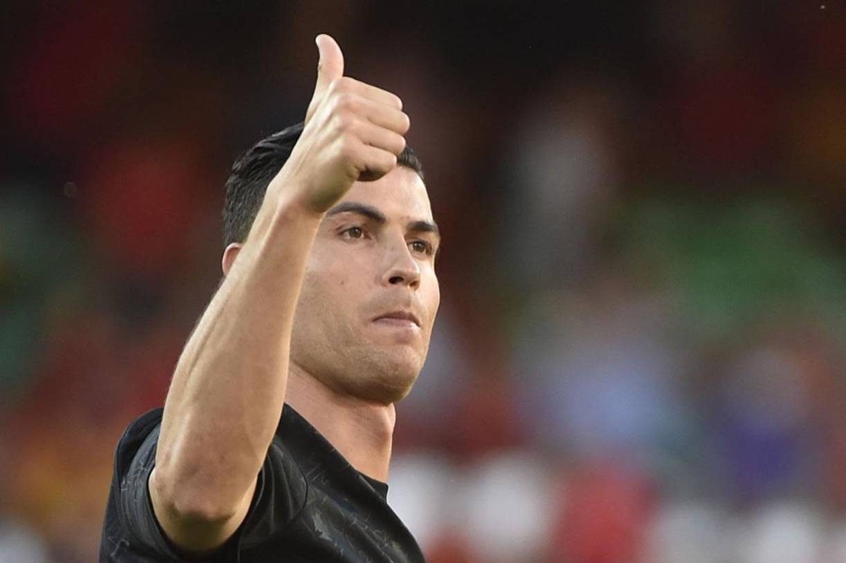 CR7 saludando a los aficionados en el estadio Benito Villamarín de Sevilla.