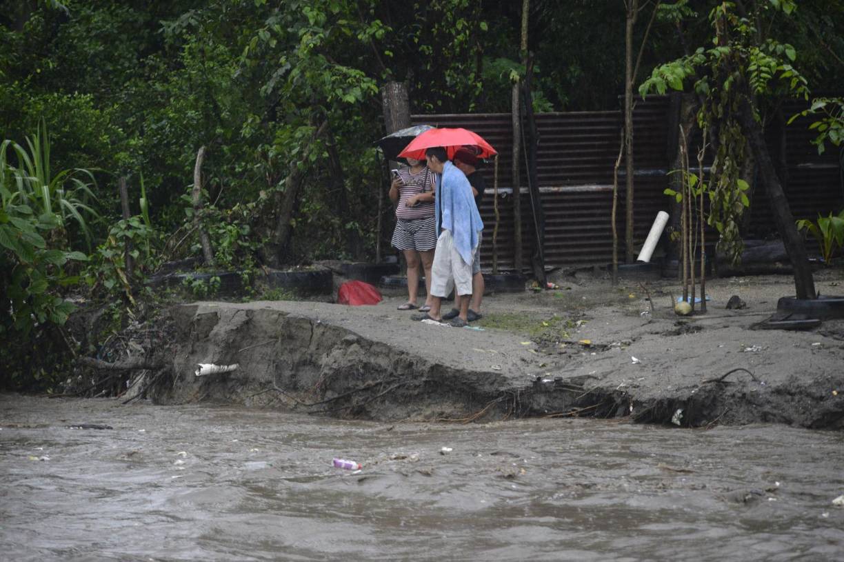 Con lluvias persistentes y bordos al borde del colapso, las autoridades reiteran que la evacuación es la medida más segura para proteger vidas en las comunidades más amenazadas. 