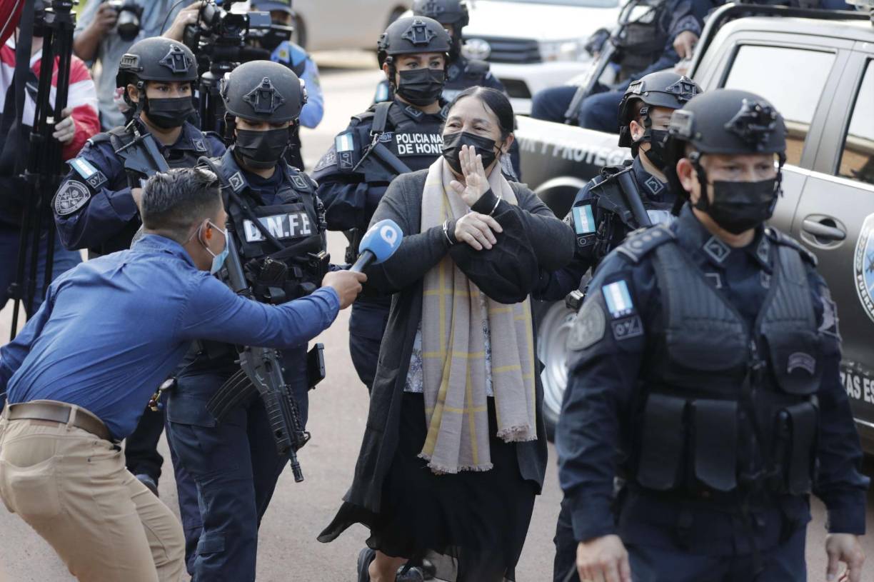 La mujer fue transportada desde las Fuerzas Especiales de la policía, este de Tegucigalpa, a la base de la Fuerza Aérea Hondureña, en el aeropuerto Toncontin.