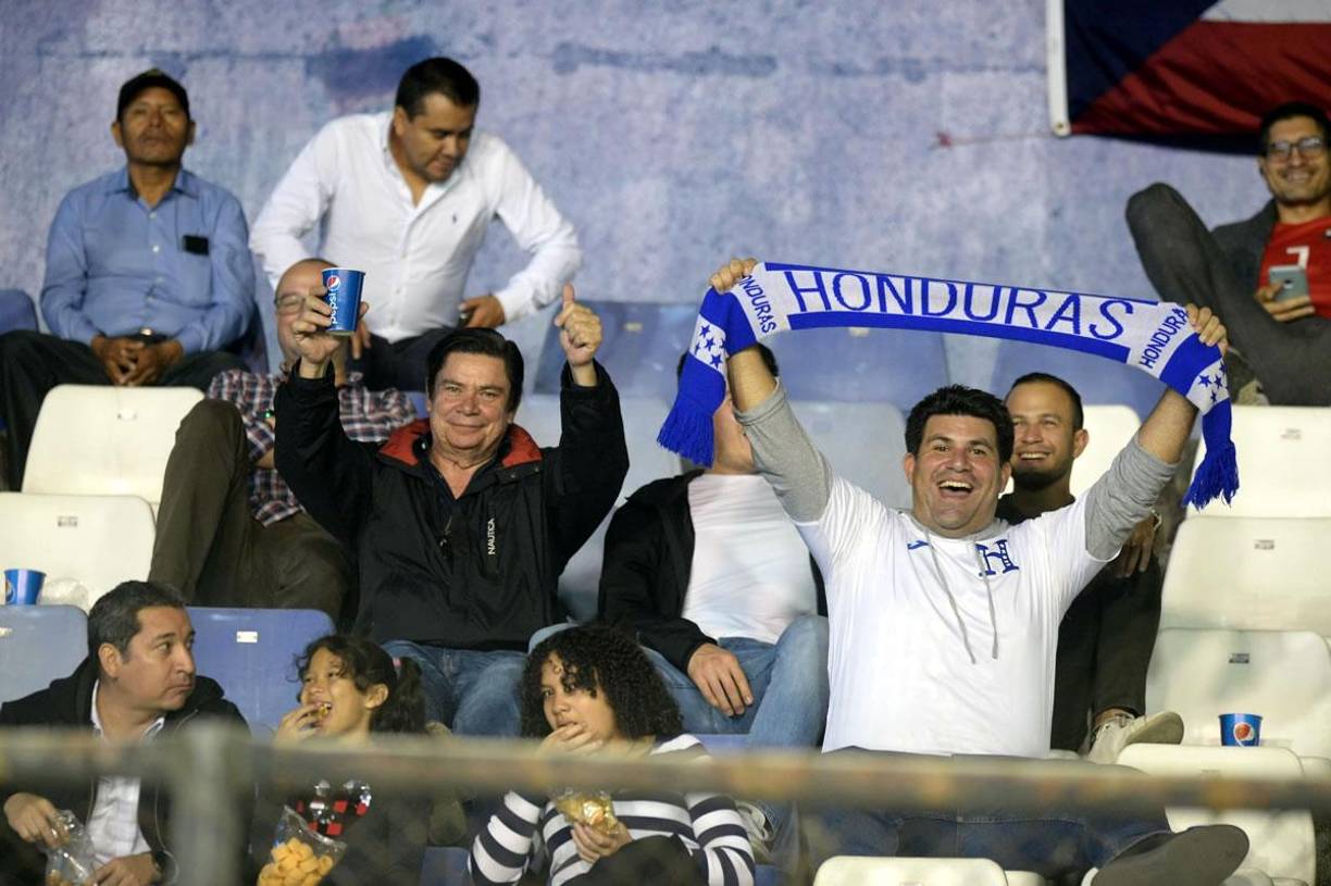Un grupo de aficionados hondureños alentaron al equipo Sub-17 nacional en el Los hondureños acabaron destrozados en el campo del Estadio Doroteo Guamuch Flores de Guatemala.
