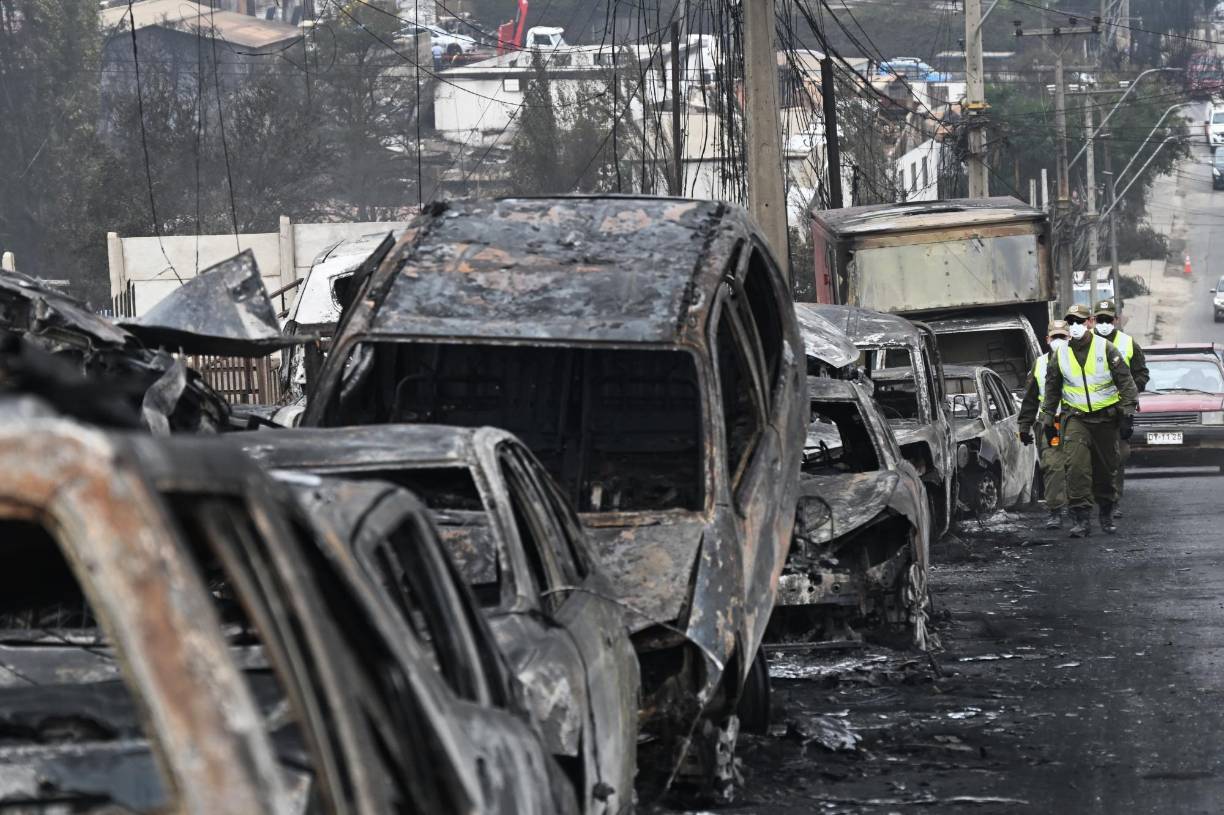 Se desconoce si son vehículos estacionados o de personas que intentaban evacuar y quedaron atrapados en el tráfico, tratando de escapar bajo una lluvia de brasas forestales.