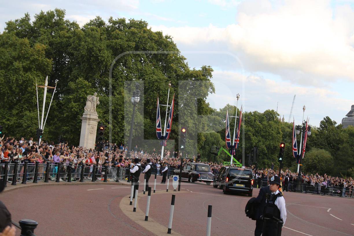 Detrás del coche fúnebre iba la limusina real con la hija de Isabel II, la princesa Ana, y el marido de ésta, Tim Laurence, mientras que en Holyroodhouse estaban dos hijos varones de la soberana, los príncipes Andrés y Eduardo. Fotos: Carlos Hernández.