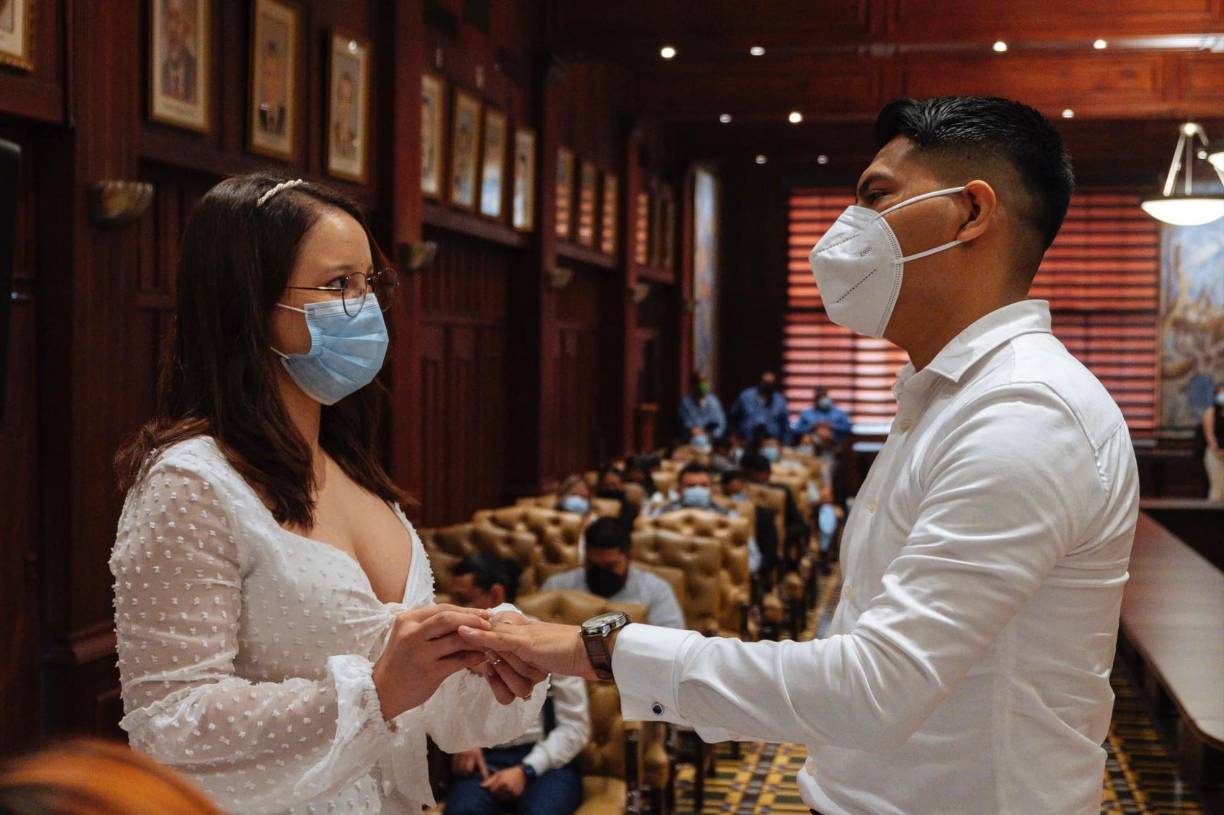 Entre miradas de ternura se dijeron “sí, acepto”.