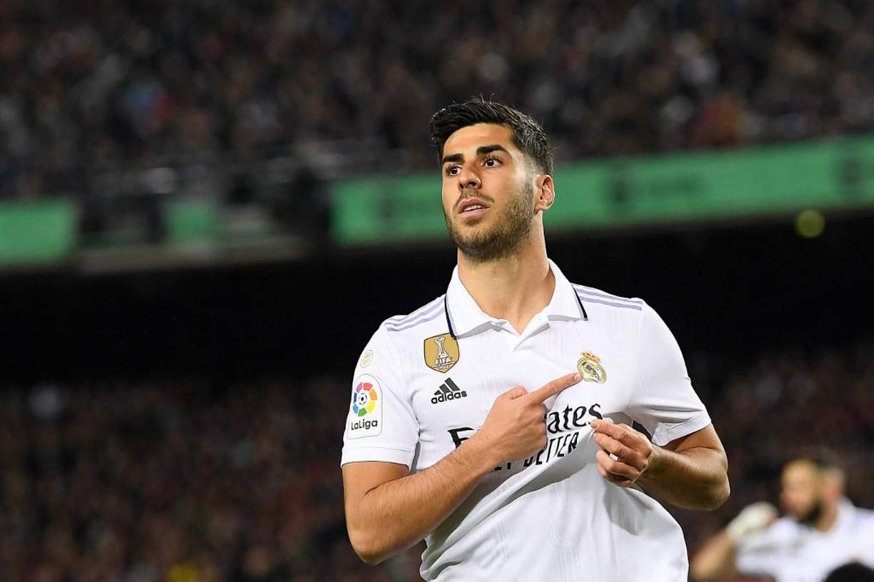 Asensio mostró el escudo del Real Madrid tras el gol que posteriormente fue anulado.