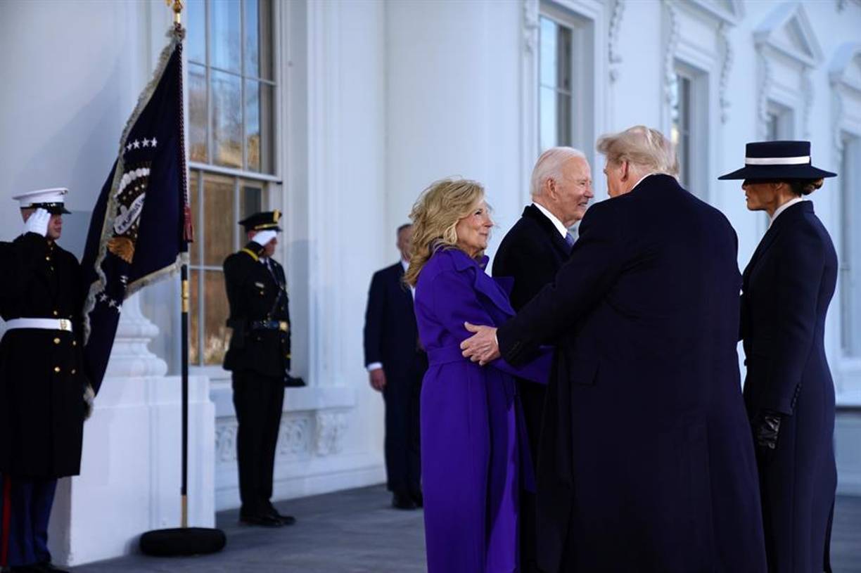 Jill Biden lució un abrigo de Ralph Lauren en tono violeta, que combina el azul asociado con el Partido Demócrata y el rojo vinculado a los Republicanos, que complementó con guantes y zapatos de tacón.