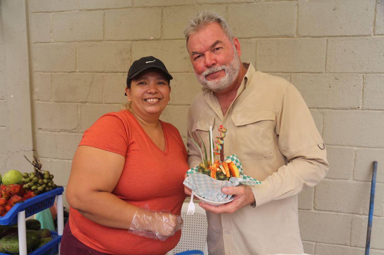 También compartió un mensaje a todos los emprendedores: “emprender no es un arte, emprender no es una ciencia, emprender es empezar y no desmayar, empezar y terminar, no dejar las cosas a medio palo”.