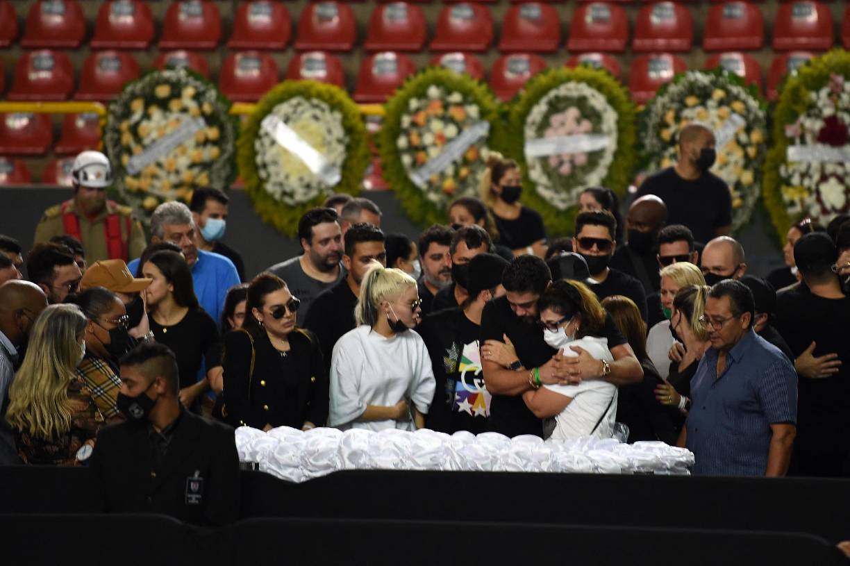 Su muerte generó homenajes de figuras que van desde la leyenda de la música brasileña Caetano Veloso hasta la superestrella del fútbol Neymar y el presidente Jair Bolsonaro, quien dijo que el país estaba “en estado de shock”.