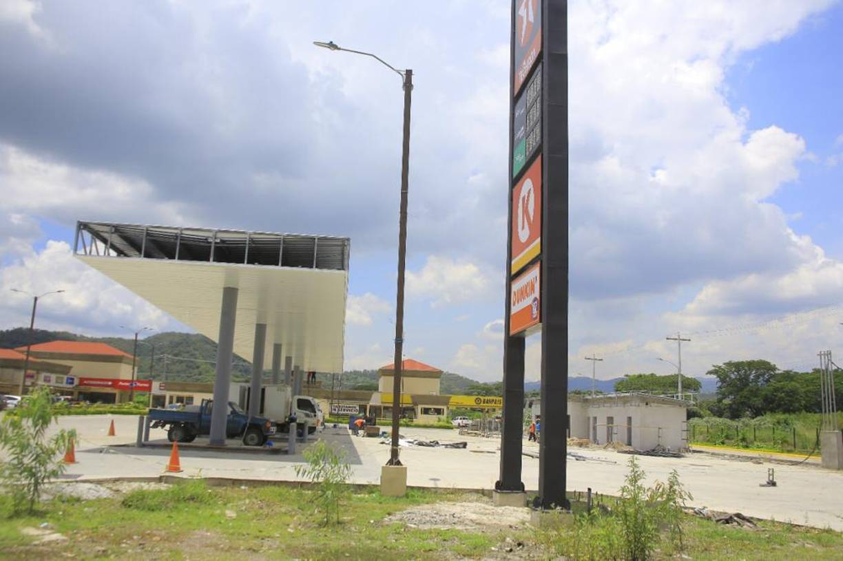 En el bulevar del Este, salida a La Lima, se encuentra la Plaza Comercial Calpules, la cual cuenta con más de 20 comercios. Actualmente están en construcción una gasolinera y tiendas de conveniencia.