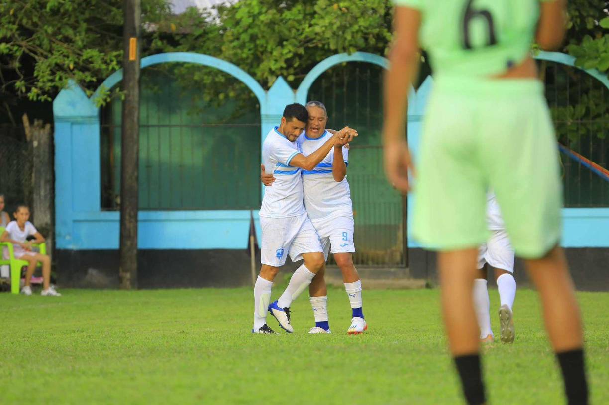 Wilmer Velásquez, el histórico goleador con Olimpia es otro de los que no pierde vigencia y estuvo solicitado. Aquí celebrando uno de los goles de Noel.
