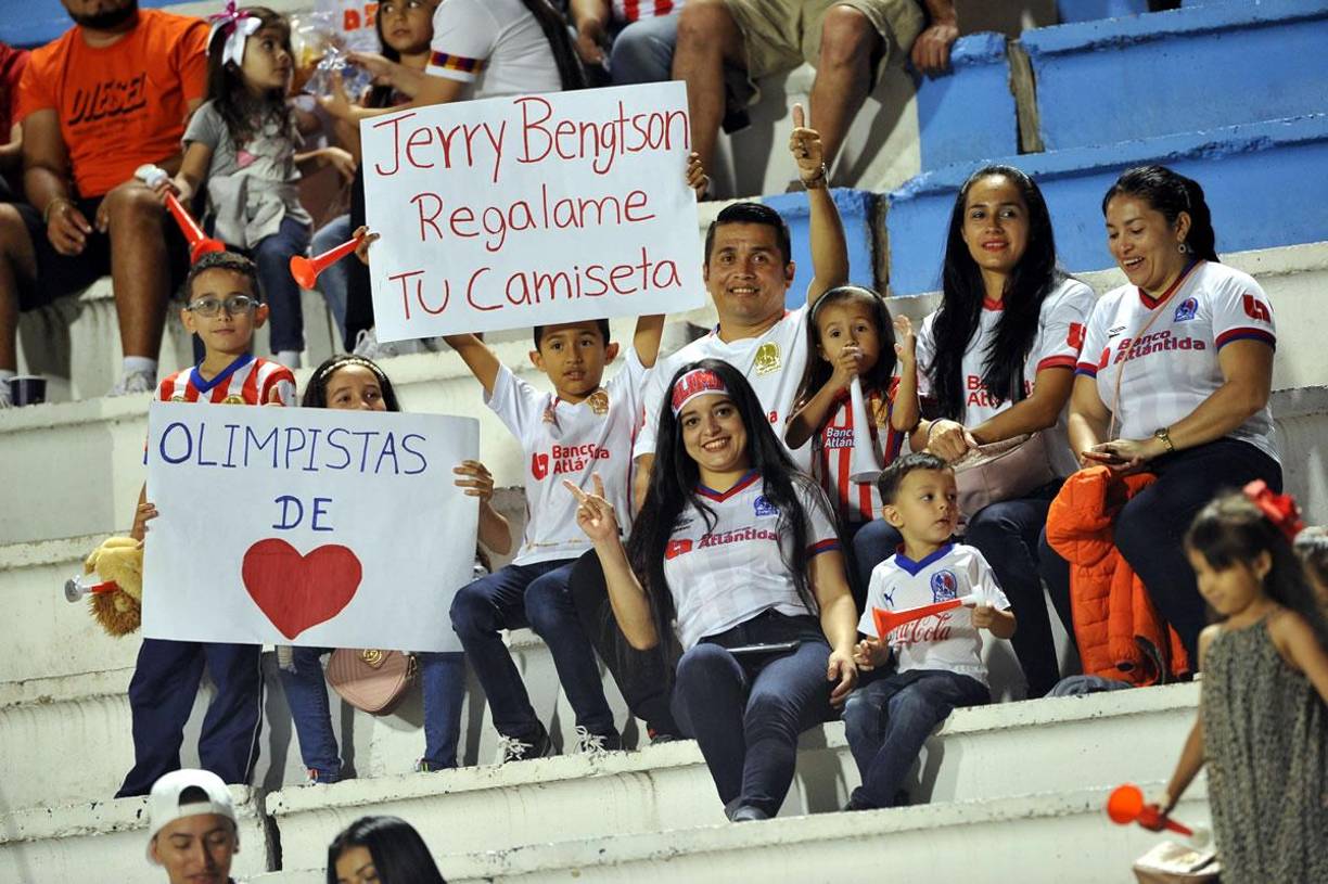 Una pancarta para el capitán del Olimpia: “Jerry Bengtson, regalame tu camiseta”.