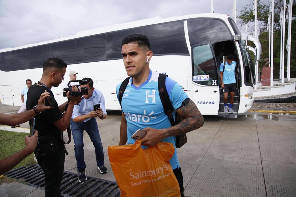 Luis Palma fue uno de los jugadores asediados por la prensa catracha. El delantero del Celtic regresa a la Bicolor tras la lesión que sufrió.