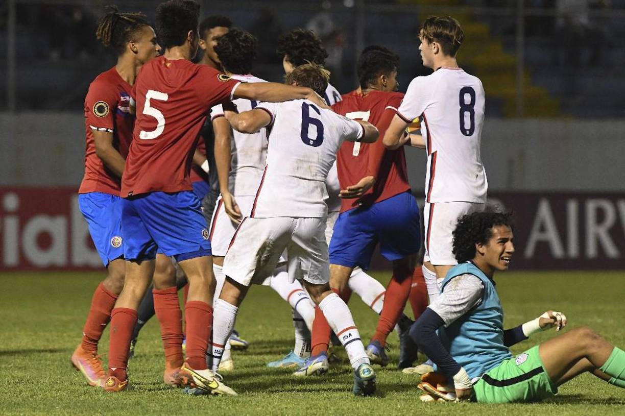 Este hecho lamentable se produjo después del pitazo final en donde los estadounidenses lograron su pase a la semifinal y su boleto a la justa mundialista.