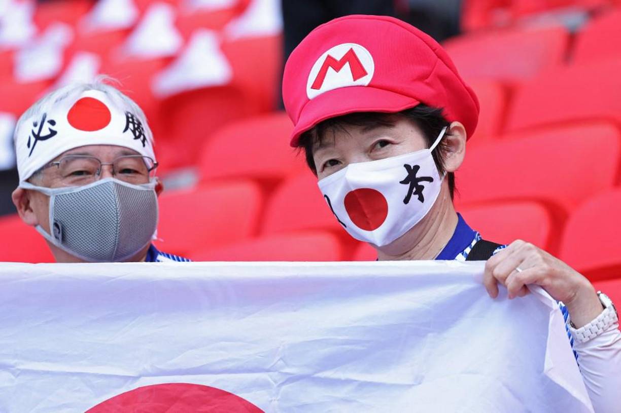 Dos aficionados de Japón que llegaron desde horas muy tempranas al estadio.