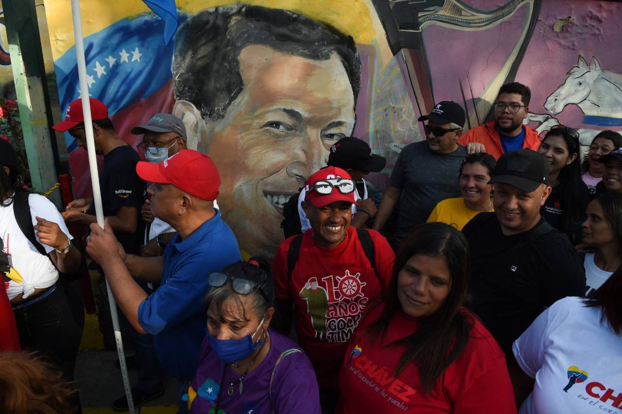 “<b>Chávez</b> era <b>Chávez</b>, él sigue en nosotros”, dijo a la AFP Luisa Adrián, de 56 años, mientras hacía fila junto a su familia para ingresar al cuartel. “Él era lo máximo, un comandante, un jefe, un líder maravilloso con su pueblo, nos enseñó muchísimo, nos dejó tantas cosas que pueden pasar 10, 20 años y uno lo sigue sintiendo”. 