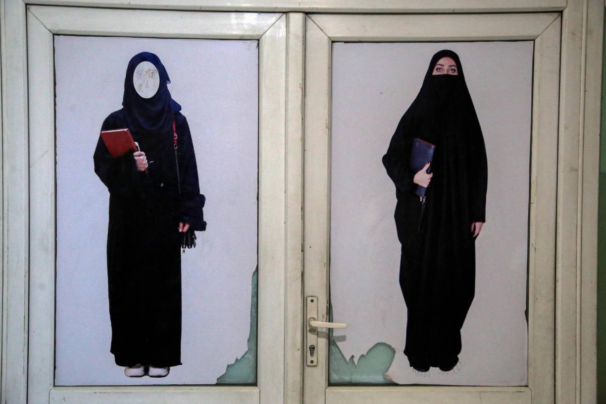 Los<b> talibanes </b>han excluido a las mujeres de la vida pública. Sin acceso a muchos puestos en el gobierno, muchas son relegadas al hogar, donde perciben un pequeño salario por permanecer en casa. 