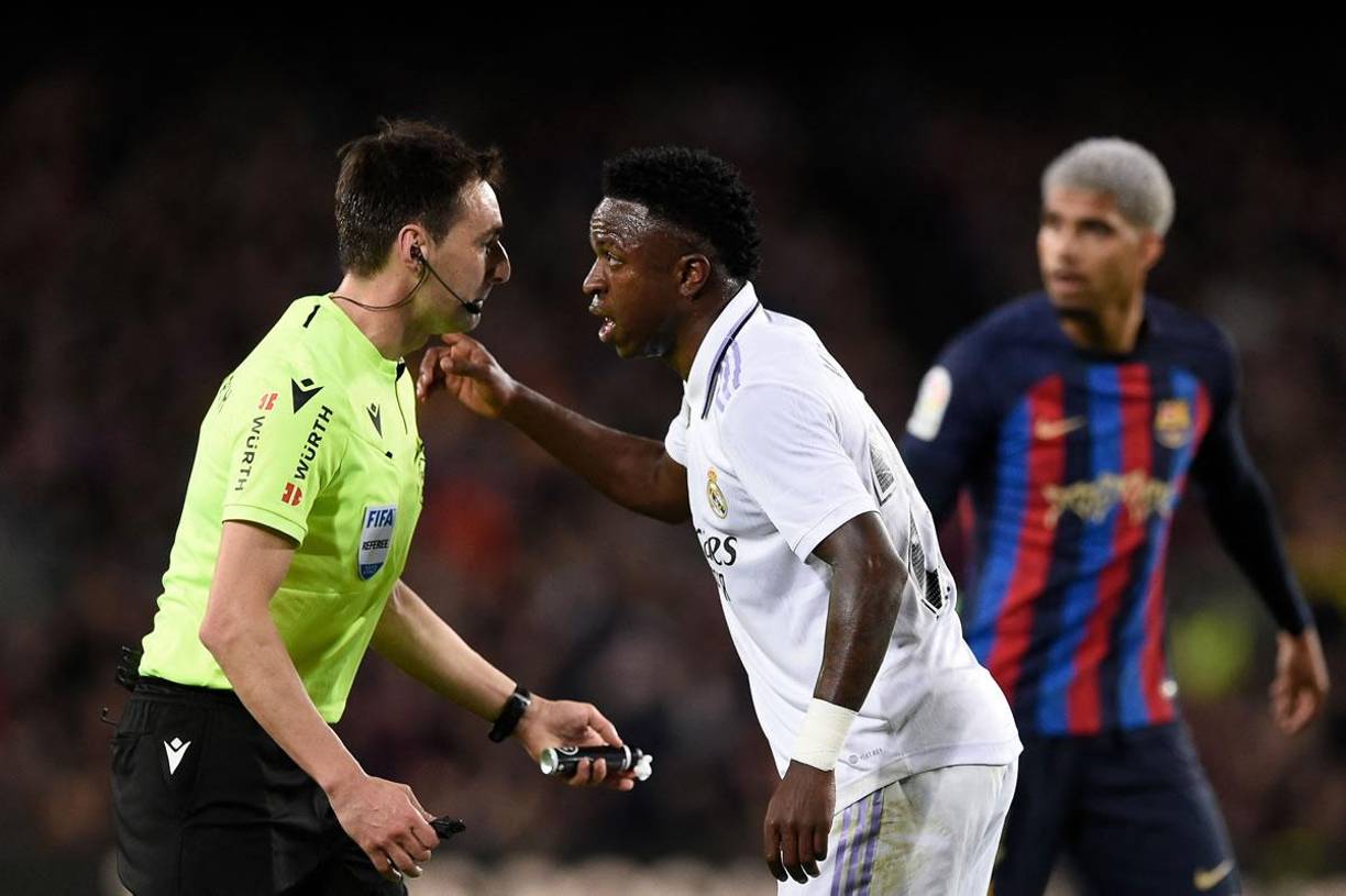Vinicius le reclama al árbitro Ricardo de Burgos Bengoetxea durante el Clásico.