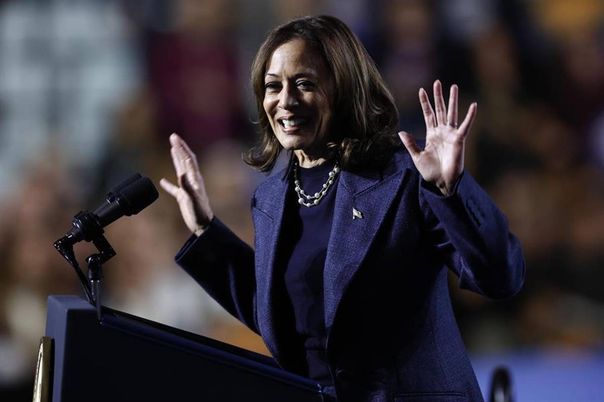 Kamala Harris podría hacer historia como la primera mujer afroamericana y primera persona de origen sudasiático en llegar a la Casa Blanca. Lo hace sin apenas aludir a su género o raza y con la promesa de abrir un “nuevo capítulo” en la política de Estados Unidos.