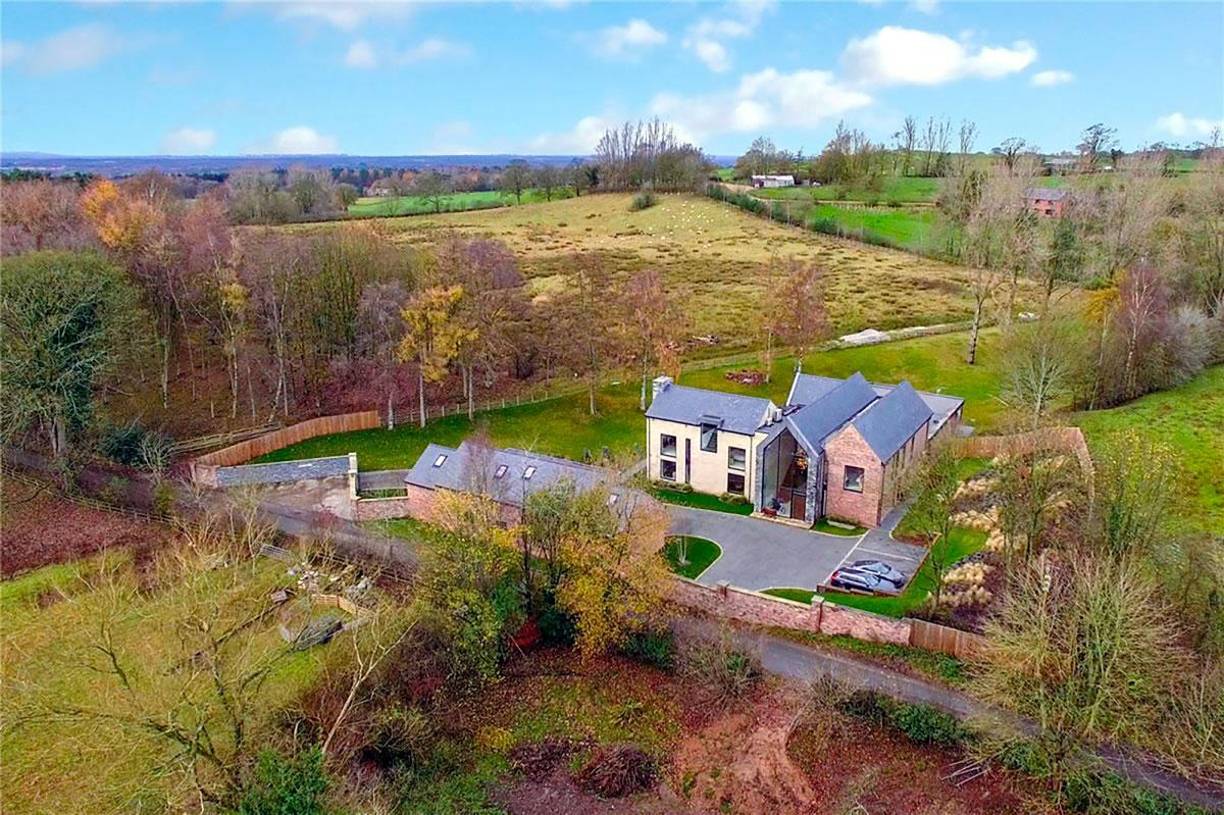 El ostentoso inmueble está ubicado en Alderley Edge, el barrio de los millonarios en una zona rural de Cheshire, a las afueras de Mánchester, y tiene diversos tipos de lujo y características que lo destacan de otros de primer nivel.