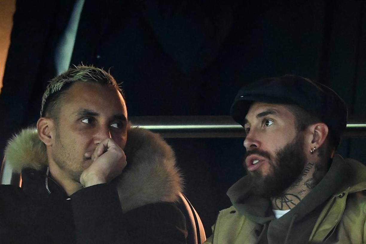 Keylor Navas llegó a presenciar al PSG y estuvo en uno del los palcos del Parque de los Príncipes junto a Sergio Ramos. No podían creer lo abucheos a Messi.