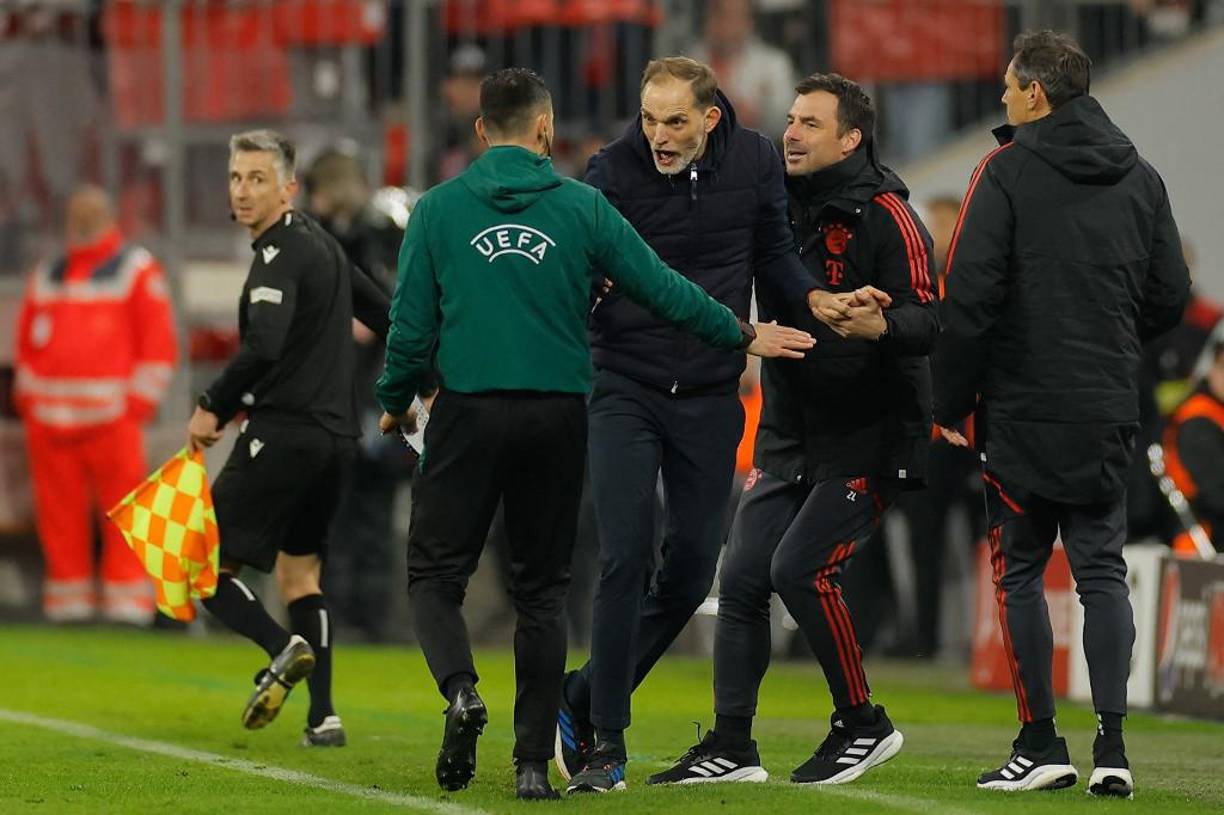 Thomas Tuchel fue otro de los que anduvo peleando en el banquillo y fue expulsado.