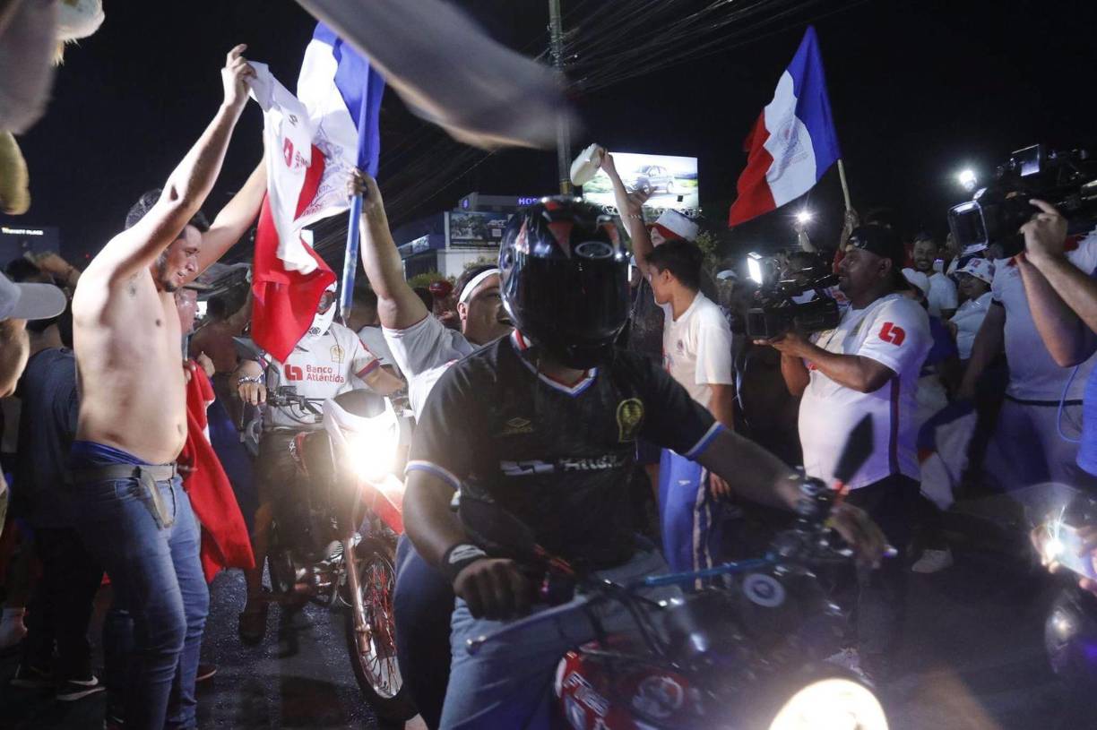 Cientos de olimpistas se unieron para celebrar un nuevo campeonato de los Albos en la Liga Nacional.