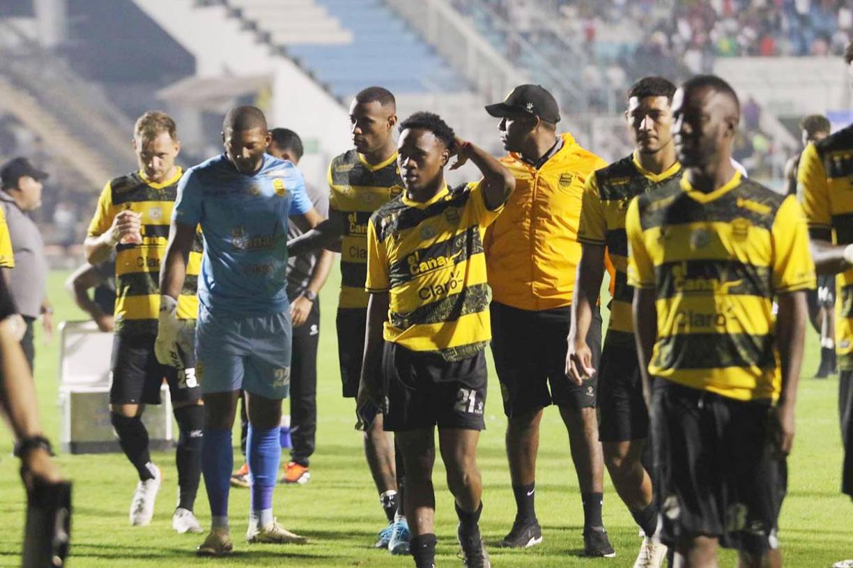 Los jugadores del Real España sufrieron una segunda derrota consecutiva (ambas en Clásicos) y se fueron tristes del Nacional y sin liderato.