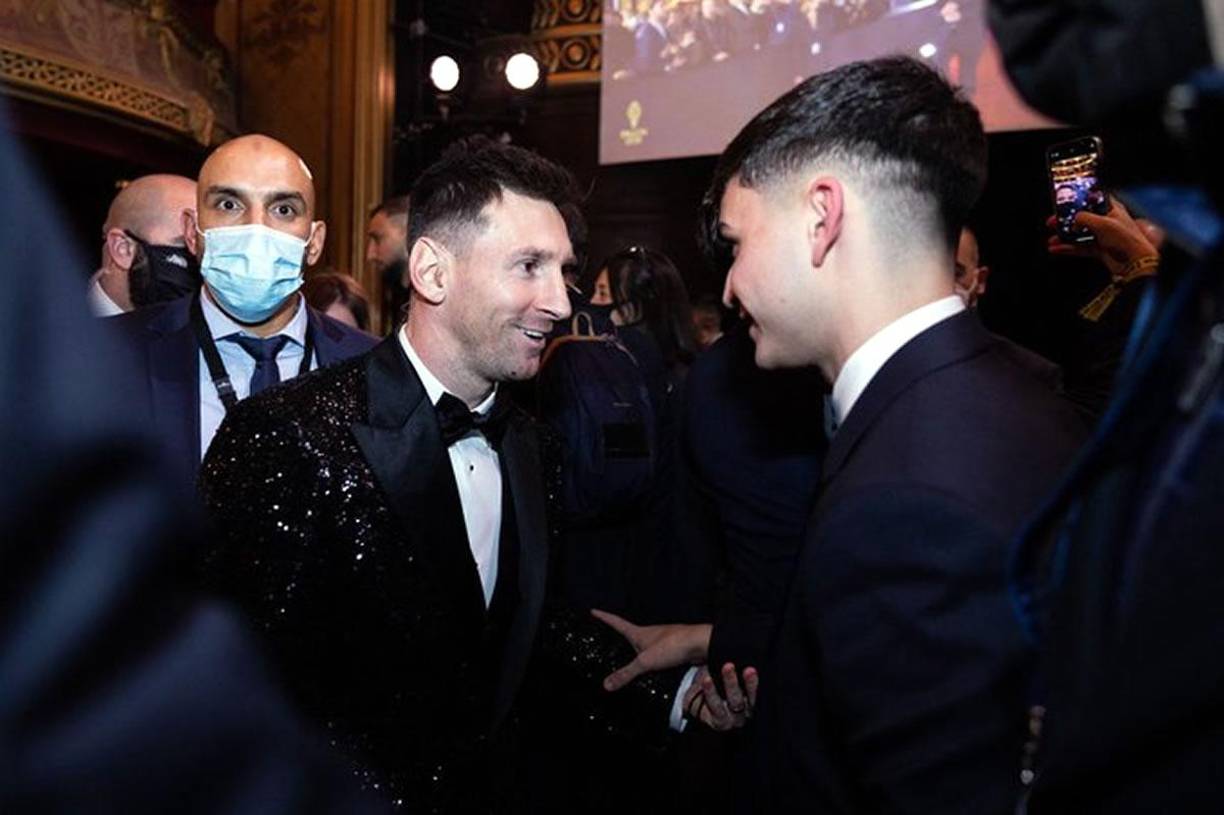 Messi saludando a Pedri tras el final de la Gala.