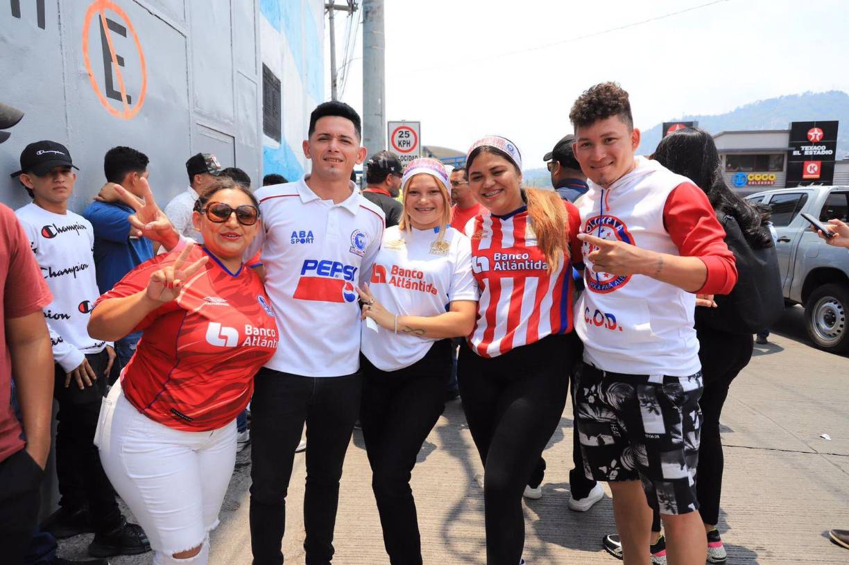 Los fanáticos del Olimpia ya lucen la camisa de su amado León para alentar a su equipo.