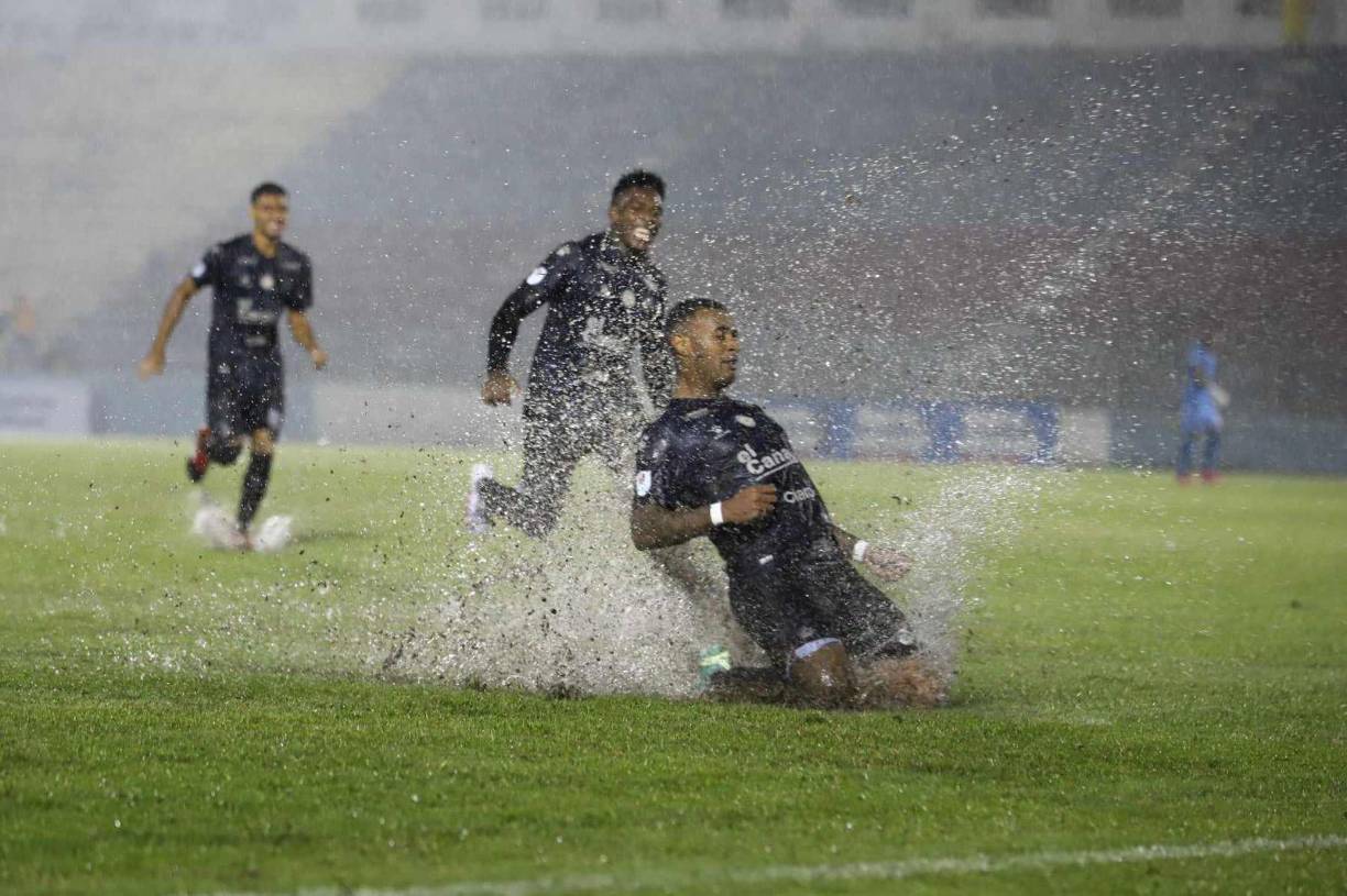 Los festejos de Real España no se hicieron esperar. Lo ganaban 2-0 en el primer tiempo y con un jugador menos tras la expulsión de Sebastián Hernández al 13’.