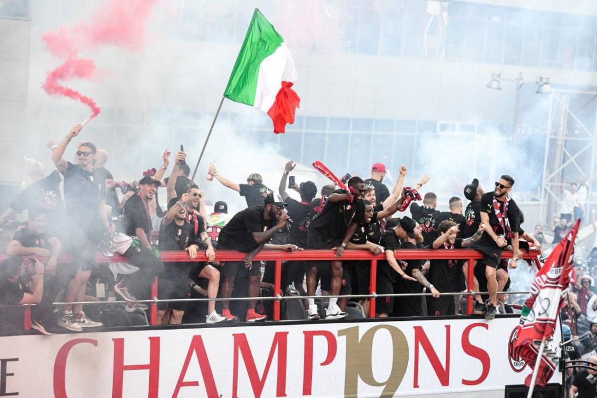 La plantilla del AC Milan celebró con sus seguidores y se vivió una impresionante fiesta.